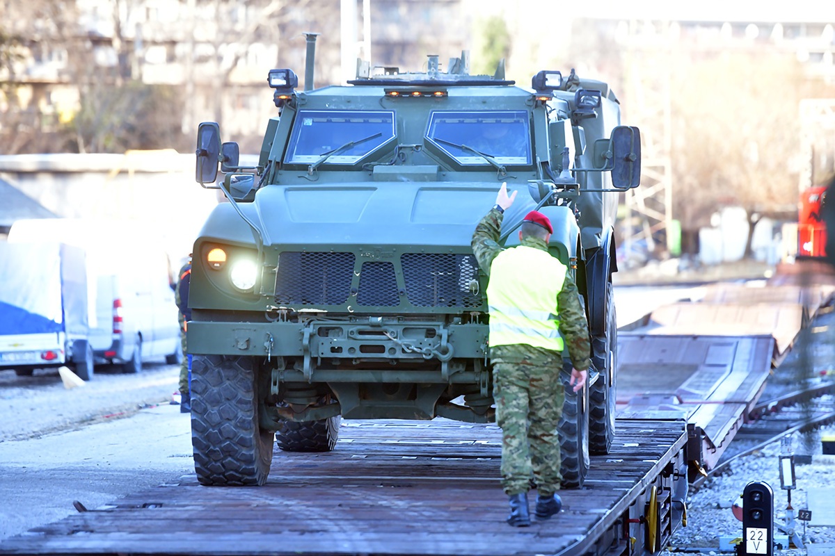 https://www.morh.hr/wp-content/gallery/poceo-ukrcaj-sredstava-i-tehnike-hrvatske-vojske-u-kninu-za-litvu/20200105_knn_ukrcaj_za_litvu_15.jpg