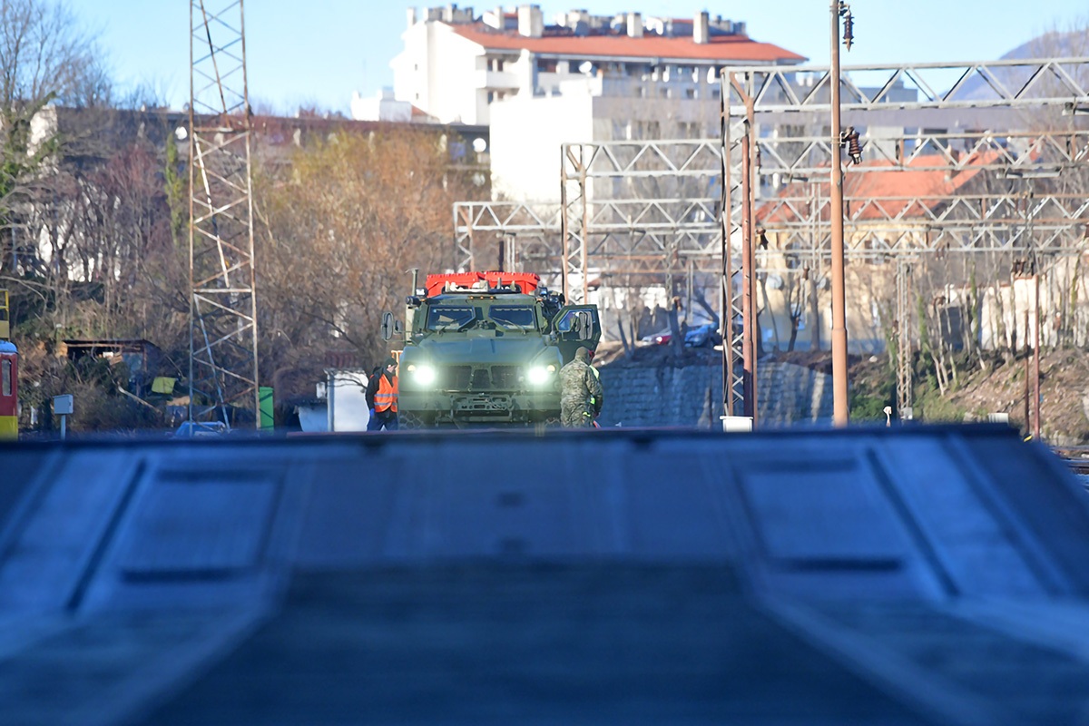 https://www.morh.hr/wp-content/gallery/poceo-ukrcaj-sredstava-i-tehnike-hrvatske-vojske-u-kninu-za-litvu/20200105_knn_ukrcaj_za_litvu_16.jpg