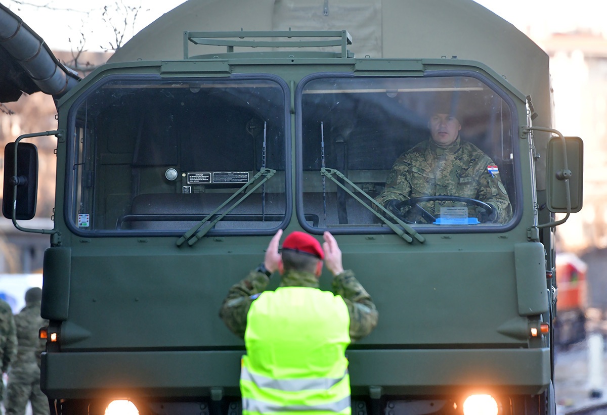 https://www.morh.hr/wp-content/gallery/poceo-ukrcaj-sredstava-i-tehnike-hrvatske-vojske-u-kninu-za-litvu/20200105_knn_ukrcaj_za_litvu_17.jpg