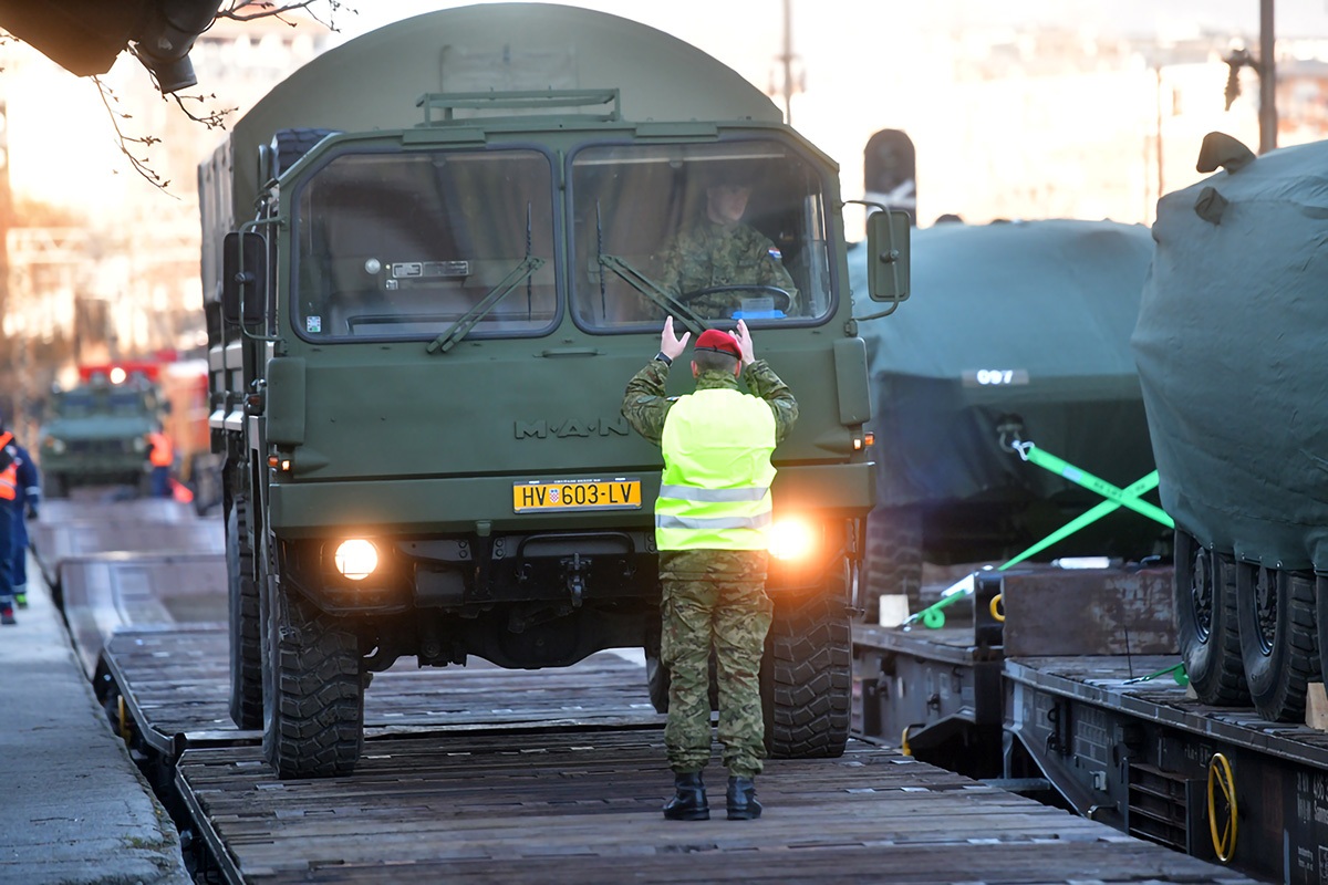 https://www.morh.hr/wp-content/gallery/poceo-ukrcaj-sredstava-i-tehnike-hrvatske-vojske-u-kninu-za-litvu/20200105_knn_ukrcaj_za_litvu_18.jpg