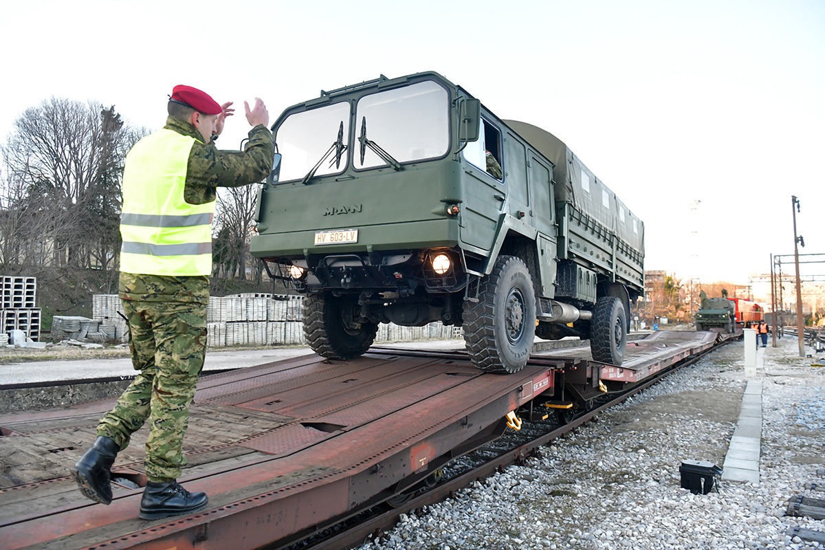 https://www.morh.hr/wp-content/gallery/poceo-ukrcaj-sredstava-i-tehnike-hrvatske-vojske-u-kninu-za-litvu/20200105_knn_ukrcaj_za_litvu_19.jpg