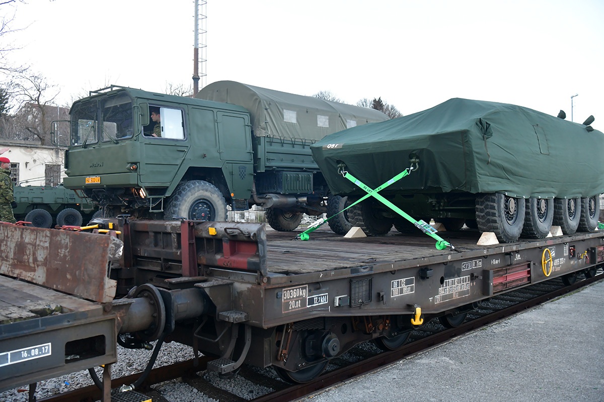 https://www.morh.hr/wp-content/gallery/poceo-ukrcaj-sredstava-i-tehnike-hrvatske-vojske-u-kninu-za-litvu/20200105_knn_ukrcaj_za_litvu_21.jpg
