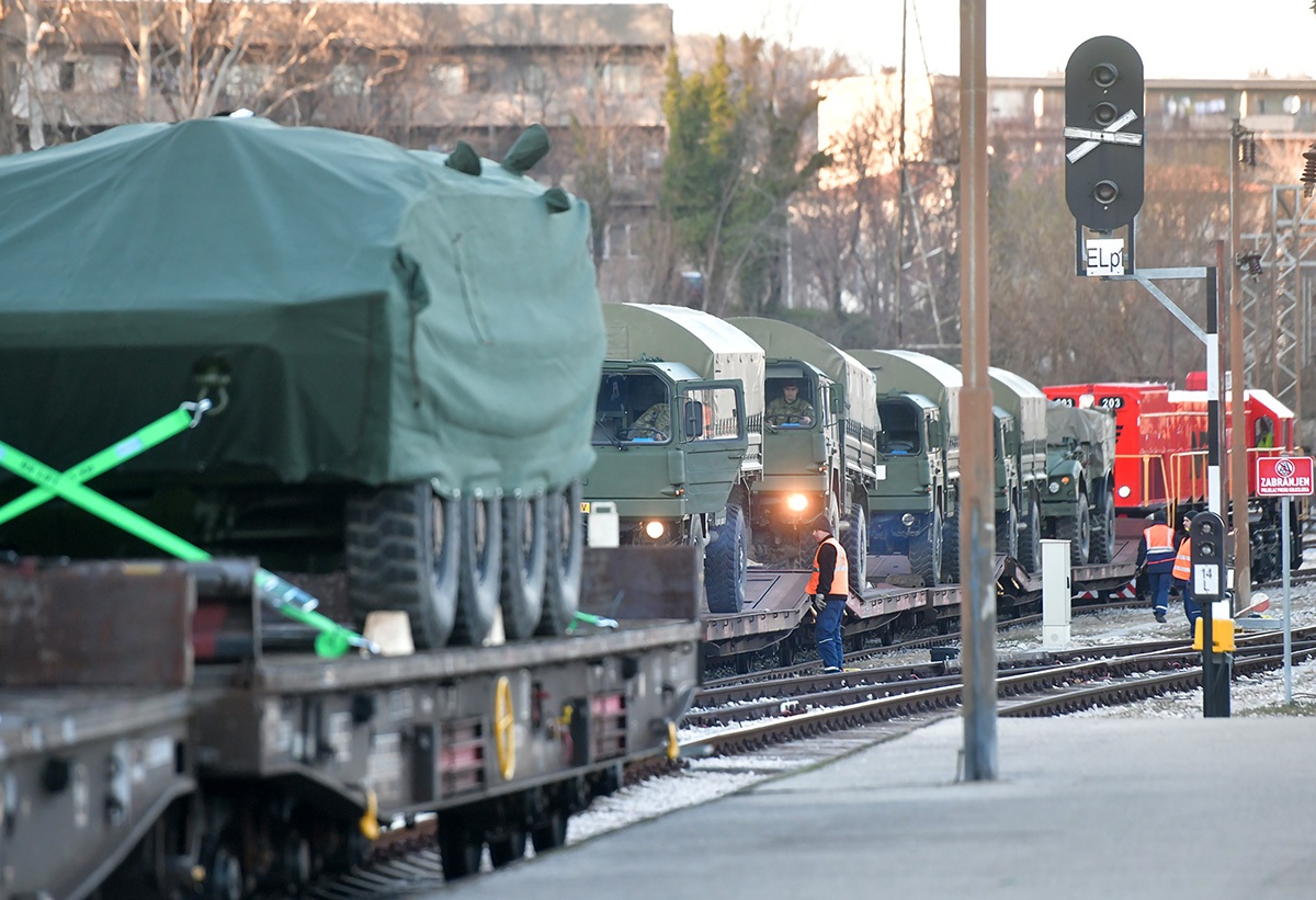 https://www.morh.hr/wp-content/gallery/poceo-ukrcaj-sredstava-i-tehnike-hrvatske-vojske-u-kninu-za-litvu/20200105_knn_ukrcaj_za_litvu_23.jpg