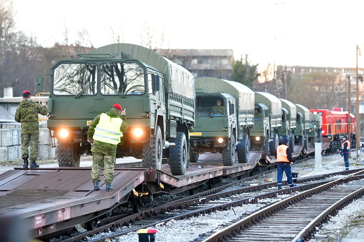 https://www.morh.hr/wp-content/gallery/poceo-ukrcaj-sredstava-i-tehnike-hrvatske-vojske-u-kninu-za-litvu/20200105_knn_ukrcaj_za_litvu_24.jpg