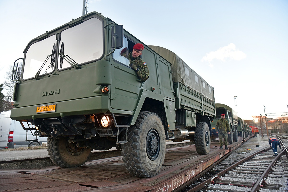 https://www.morh.hr/wp-content/gallery/poceo-ukrcaj-sredstava-i-tehnike-hrvatske-vojske-u-kninu-za-litvu/20200105_knn_ukrcaj_za_litvu_25.jpg
