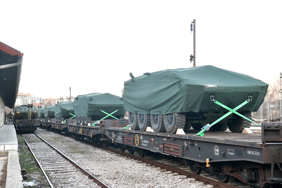 https://www.morh.hr/wp-content/gallery/poceo-ukrcaj-sredstava-i-tehnike-hrvatske-vojske-u-kninu-za-litvu/20200105_knn_ukrcaj_za_litvu_29.jpg
