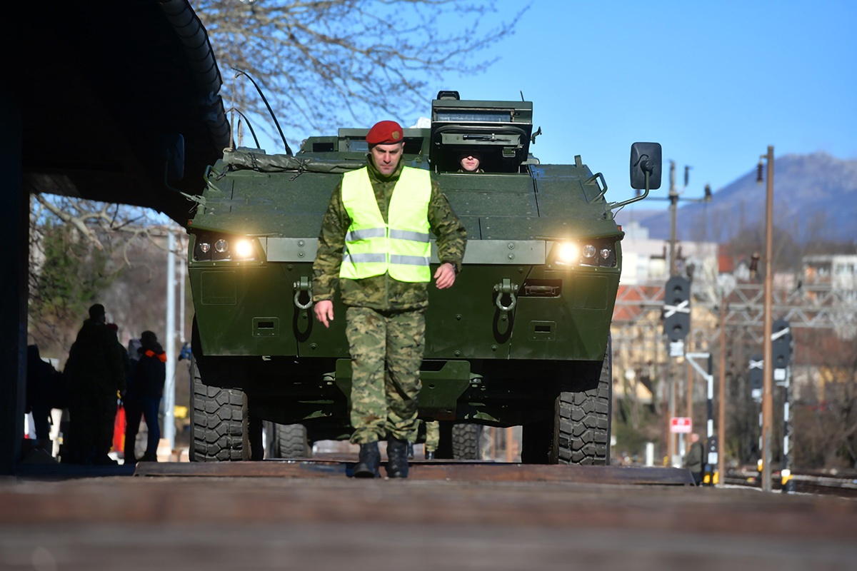 https://www.morh.hr/wp-content/gallery/poceo-ukrcaj-sredstava-i-tehnike-hrvatske-vojske-u-kninu-za-litvu/20200105_knn_ukrcaj_za_litvu_30.jpg