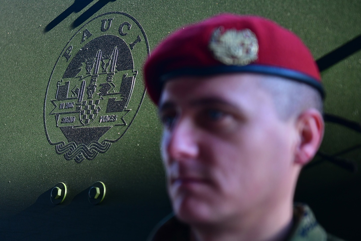 https://www.morh.hr/wp-content/gallery/poceo-ukrcaj-sredstava-i-tehnike-hrvatske-vojske-u-kninu-za-litvu/20200105_knn_ukrcaj_za_litvu_34.jpg