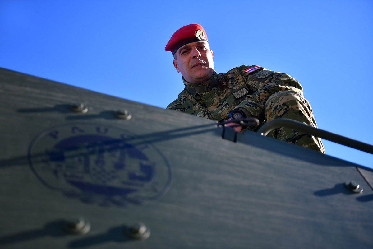https://www.morh.hr/wp-content/gallery/poceo-ukrcaj-sredstava-i-tehnike-hrvatske-vojske-u-kninu-za-litvu/20200105_knn_ukrcaj_za_litvu_35.jpg
