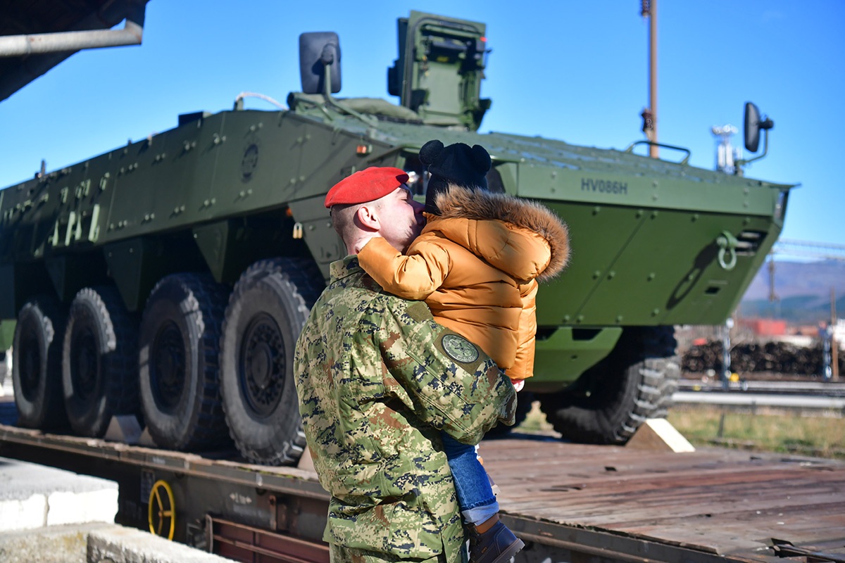 https://www.morh.hr/wp-content/gallery/poceo-ukrcaj-sredstava-i-tehnike-hrvatske-vojske-u-kninu-za-litvu/20200105_knn_ukrcaj_za_litvu_36.jpg