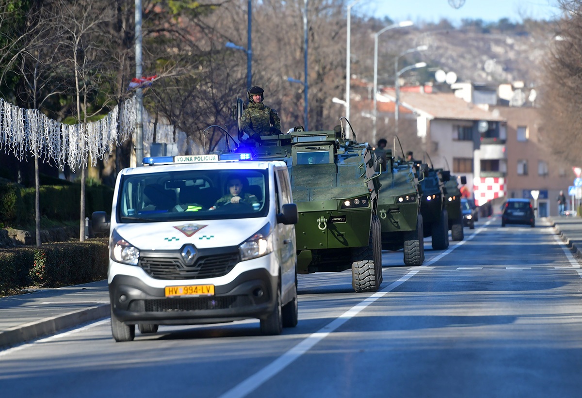 https://www.morh.hr/wp-content/gallery/poceo-ukrcaj-sredstava-i-tehnike-hrvatske-vojske-u-kninu-za-litvu/20200105_knn_ukrcaj_za_litvu_42.jpg