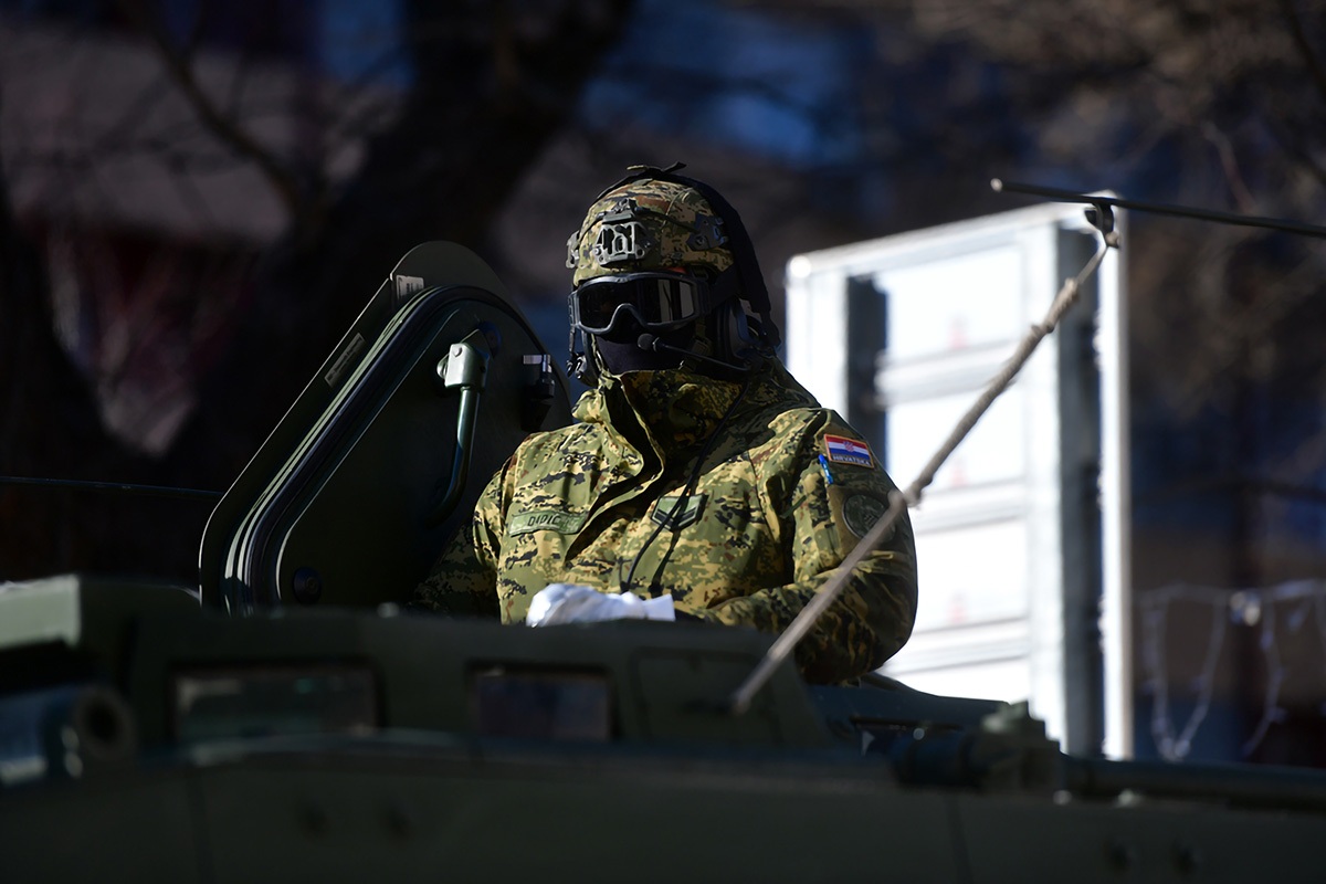 https://www.morh.hr/wp-content/gallery/poceo-ukrcaj-sredstava-i-tehnike-hrvatske-vojske-u-kninu-za-litvu/20200105_knn_ukrcaj_za_litvu_43.jpg