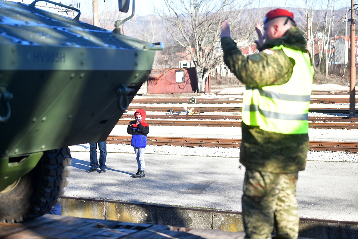 https://www.morh.hr/wp-content/gallery/poceo-ukrcaj-sredstava-i-tehnike-hrvatske-vojske-u-kninu-za-litvu/20200105_knn_ukrcaj_za_litvu_45.jpg