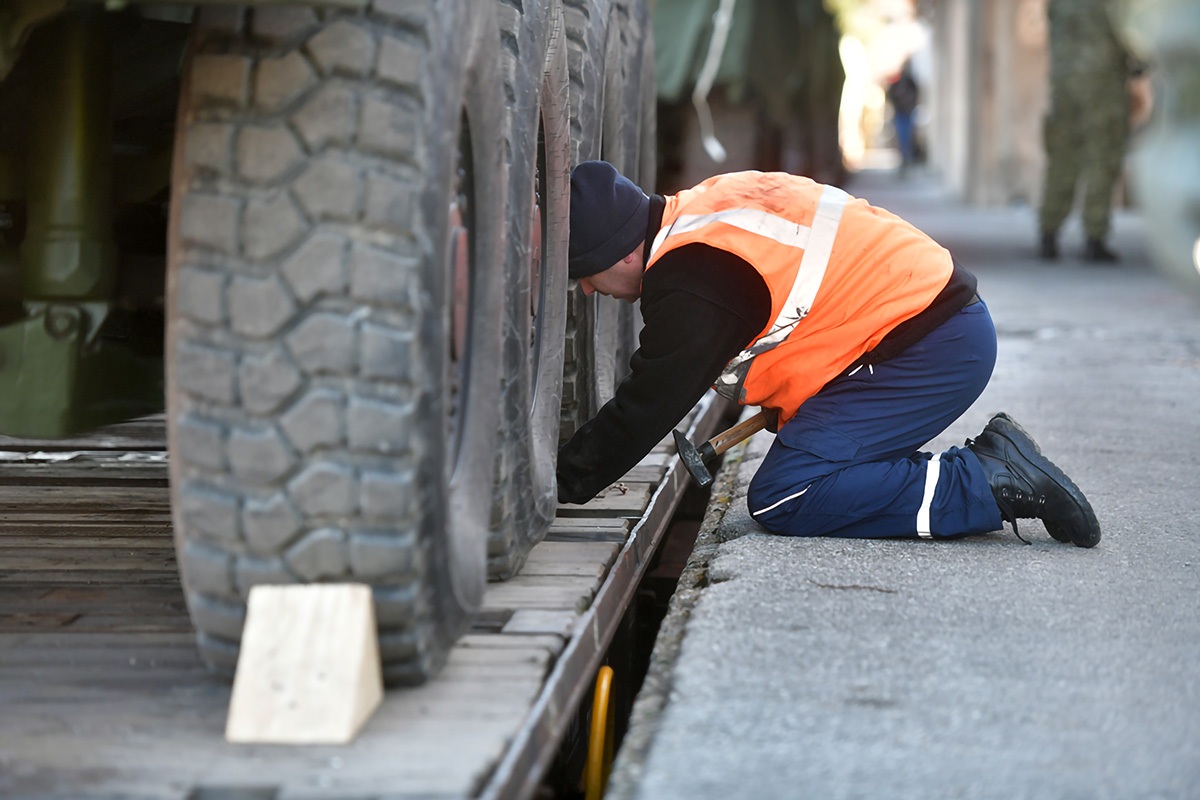 https://www.morh.hr/wp-content/gallery/poceo-ukrcaj-sredstava-i-tehnike-hrvatske-vojske-u-kninu-za-litvu/20200105_knn_ukrcaj_za_litvu_46.jpg