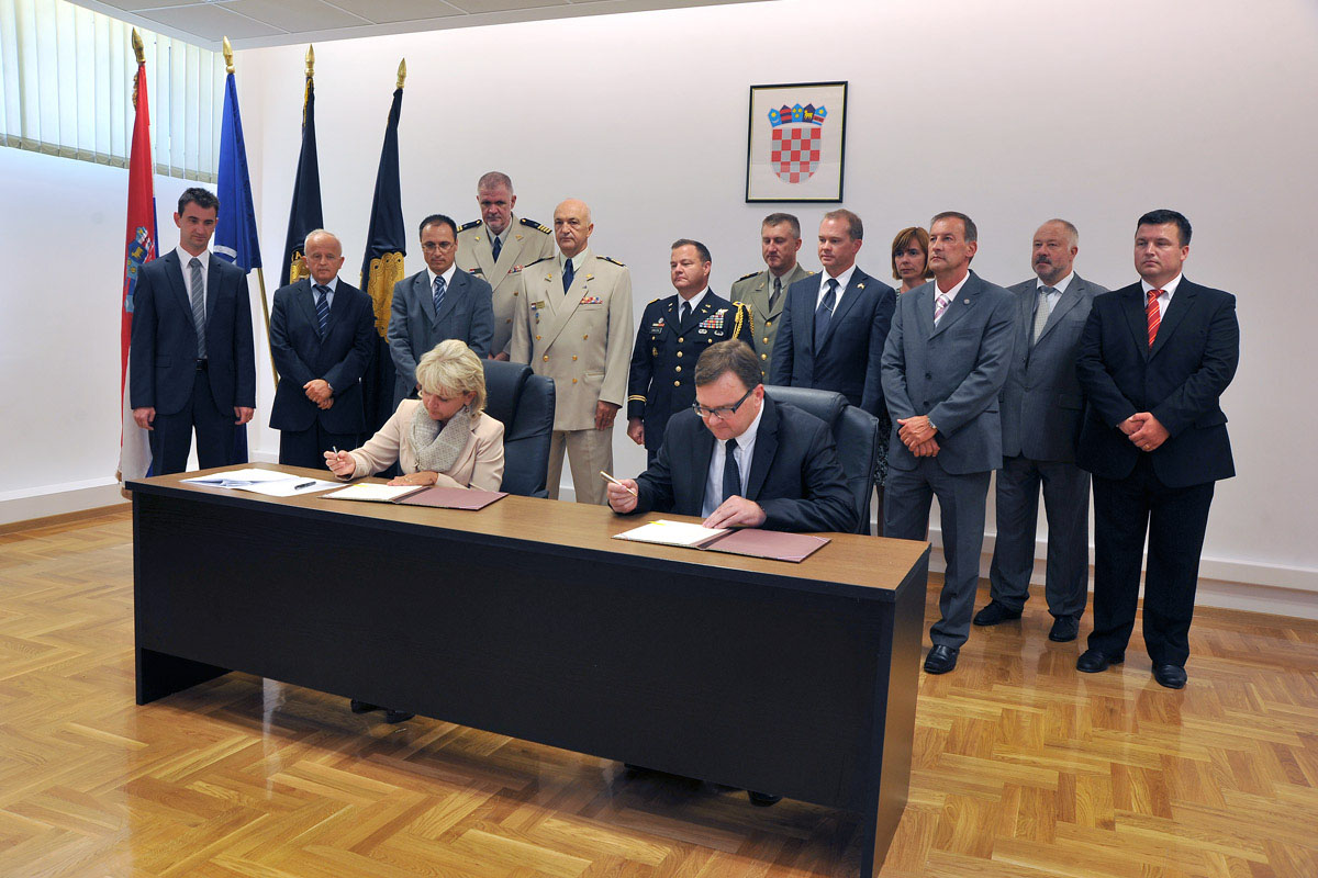 https://www.morh.hr/wp-content/gallery/poeo-projekt-zbrinjavanja-4000-tona-streljiva/sporazum_23082012_04.jpg
