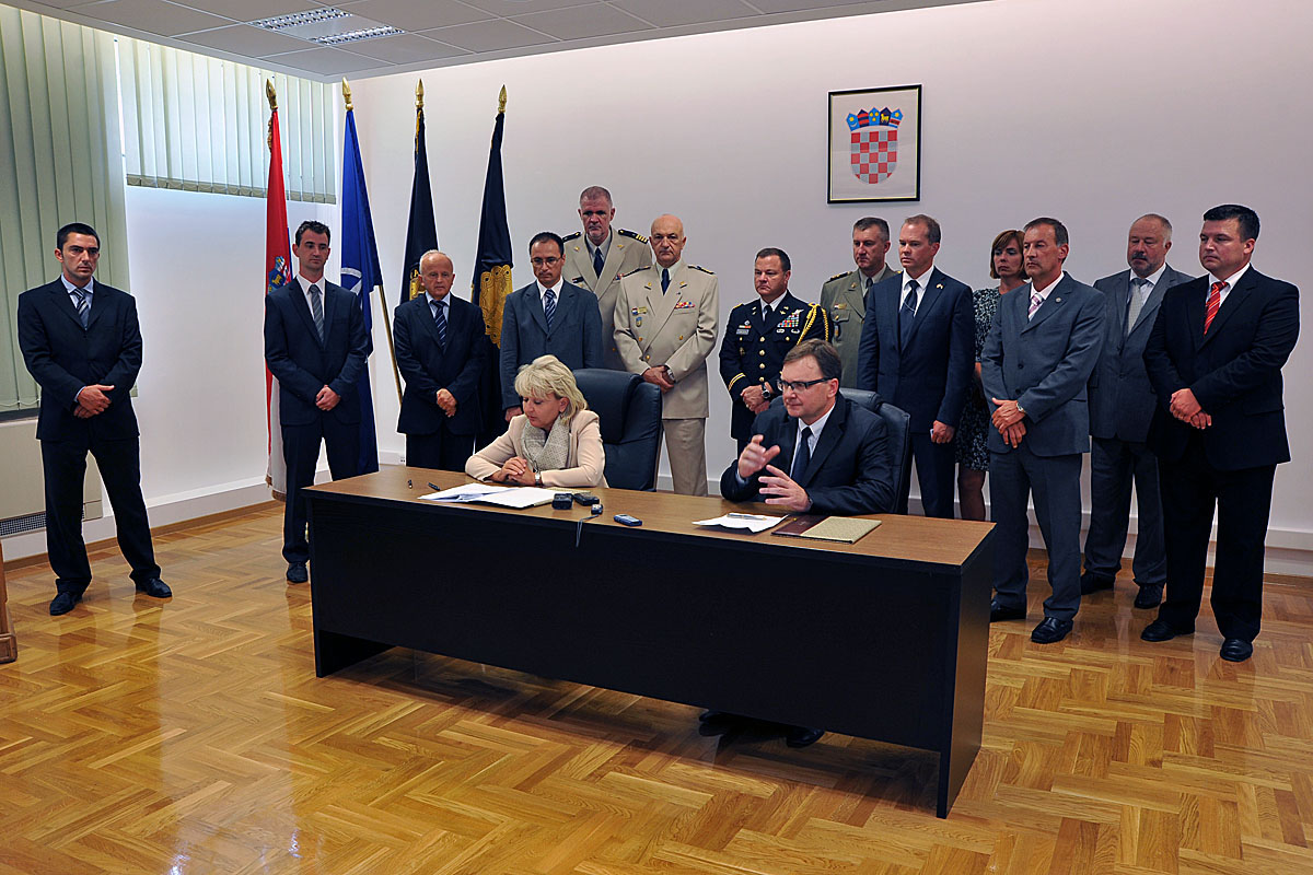 https://www.morh.hr/wp-content/gallery/poeo-projekt-zbrinjavanja-4000-tona-streljiva/sporazum_23082012_09.jpg