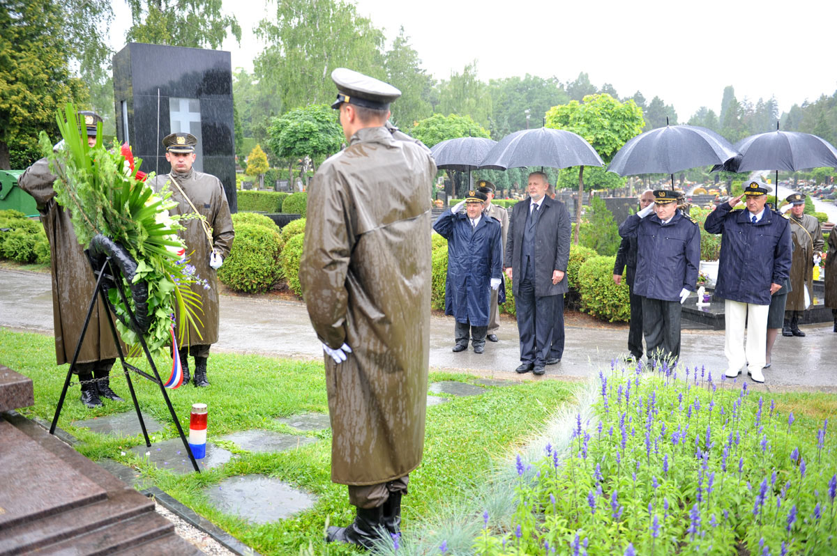 https://www.morh.hr/wp-content/gallery/poetak-sredinjeg-dana-obiljeavanja-20-godina-osrh-28052011/20g_osrh_28052011_002.jpg