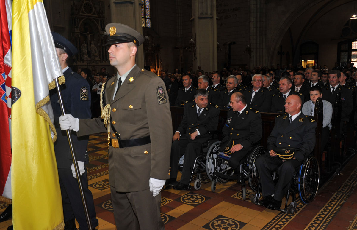 https://www.morh.hr/wp-content/gallery/poetak-sredinjeg-dana-obiljeavanja-20-godina-osrh-28052011/20g_osrh_28052011_003.jpg