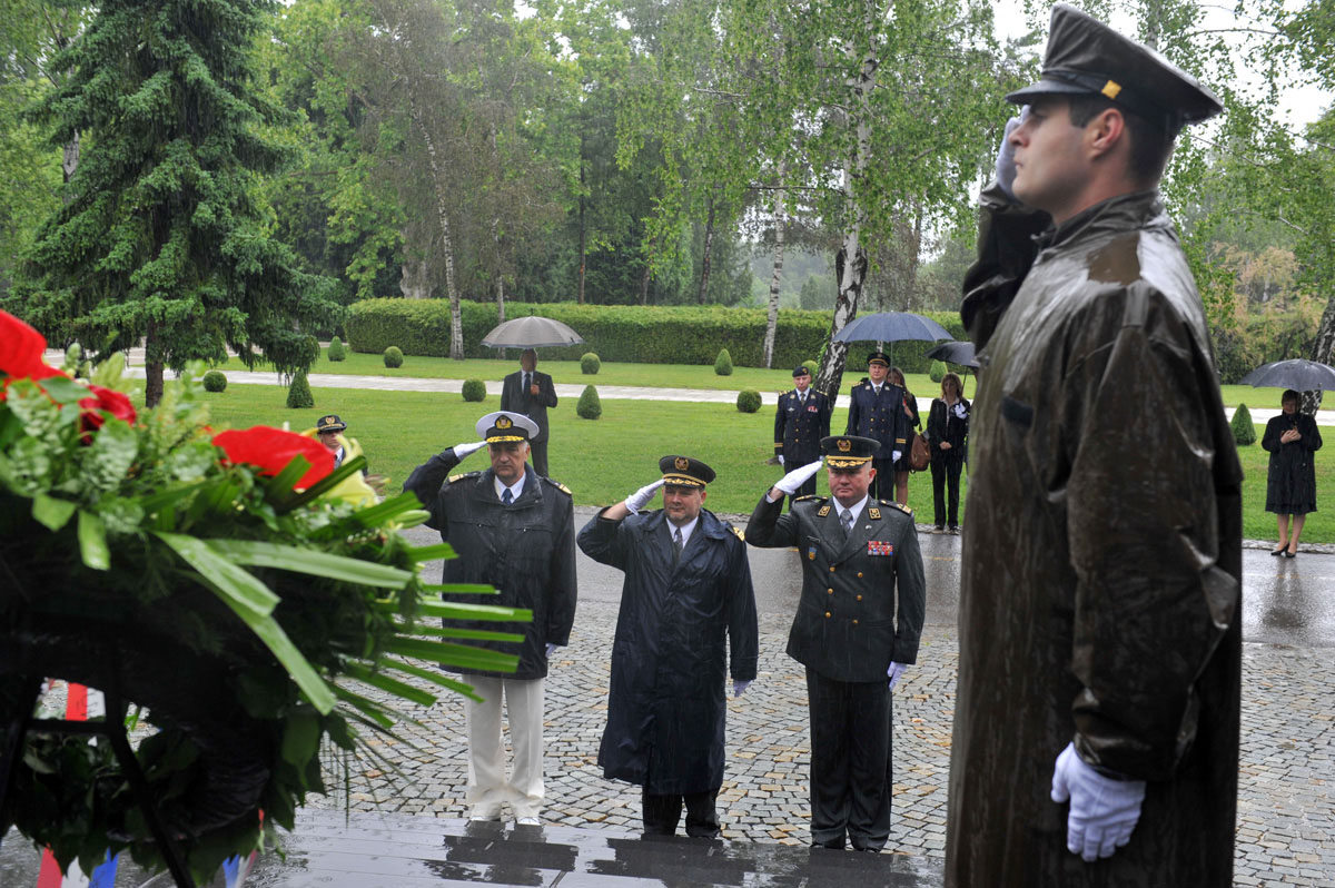 https://www.morh.hr/wp-content/gallery/poetak-sredinjeg-dana-obiljeavanja-20-godina-osrh-28052011/20g_osrh_28052011_006.jpg