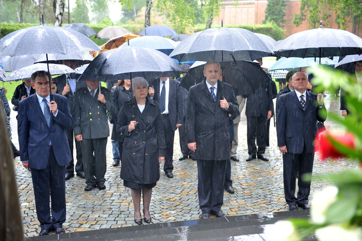 https://www.morh.hr/wp-content/gallery/poetak-sredinjeg-dana-obiljeavanja-20-godina-osrh-28052011/20g_osrh_28052011_007.jpg