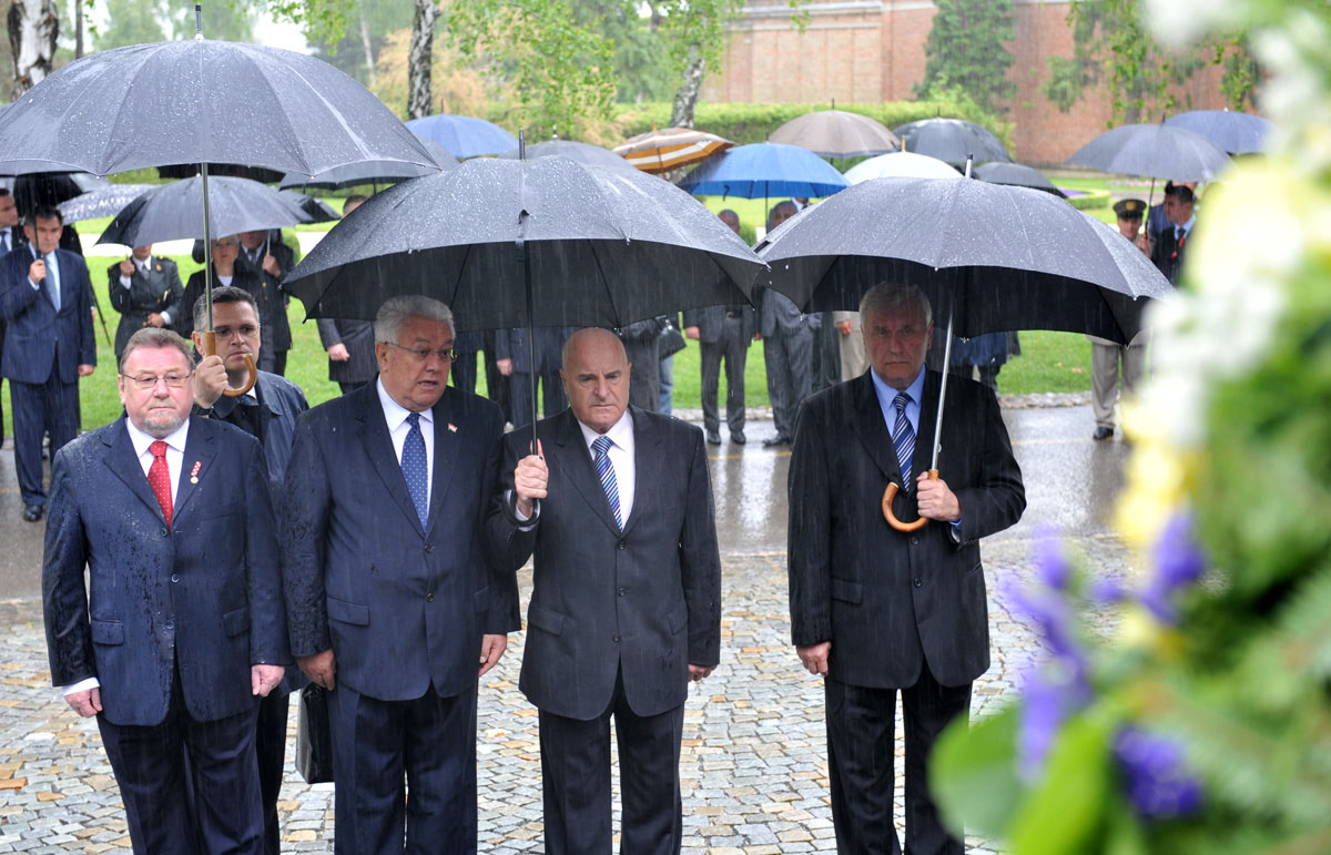 https://www.morh.hr/wp-content/gallery/poetak-sredinjeg-dana-obiljeavanja-20-godina-osrh-28052011/20g_osrh_28052011_008.jpg
