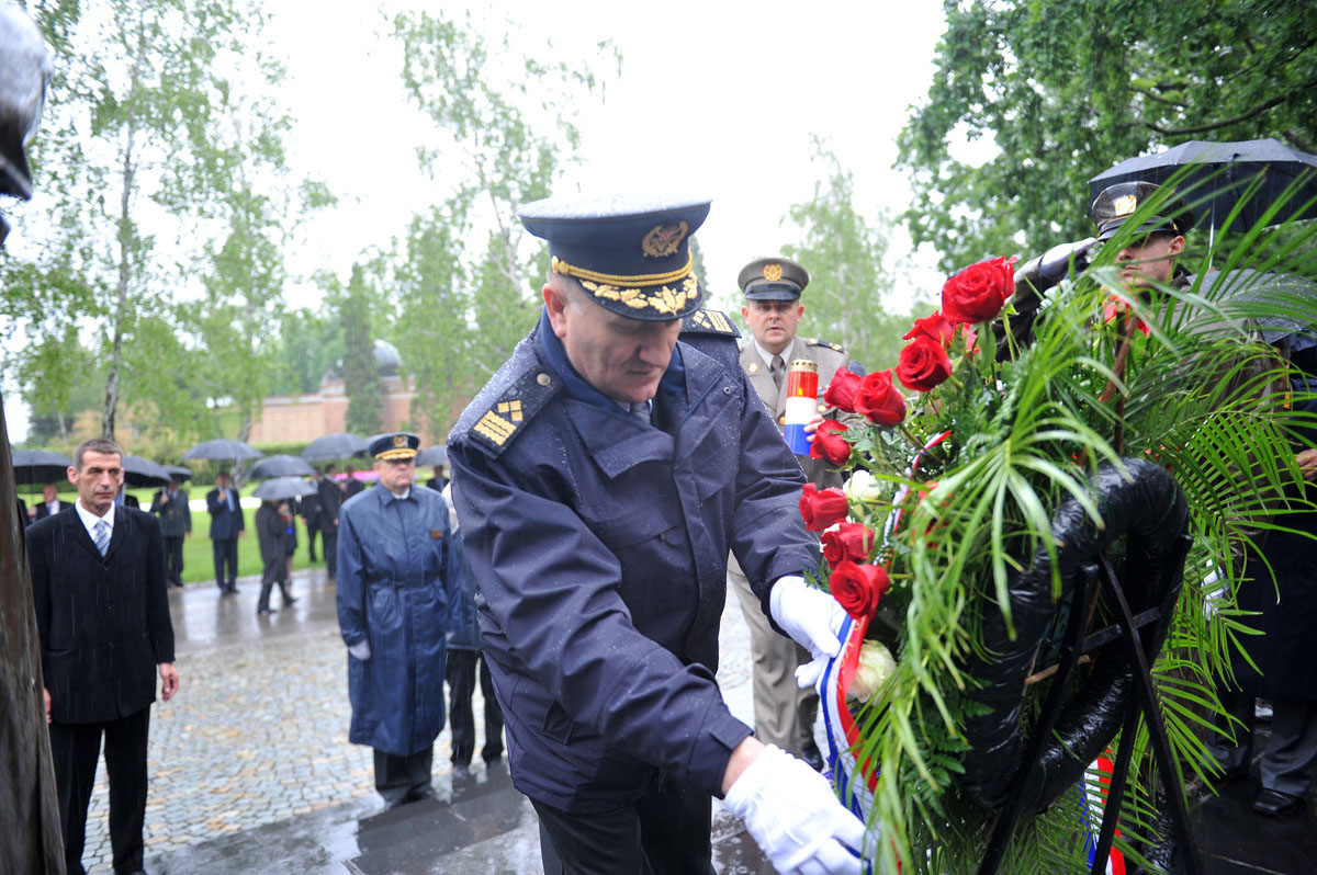 https://www.morh.hr/wp-content/gallery/poetak-sredinjeg-dana-obiljeavanja-20-godina-osrh-28052011/20g_osrh_28052011_009.jpg