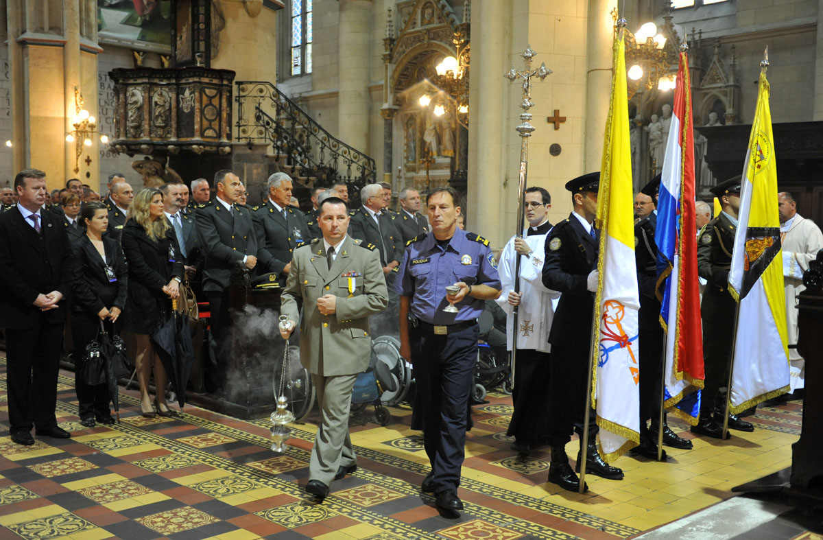 https://www.morh.hr/wp-content/gallery/poetak-sredinjeg-dana-obiljeavanja-20-godina-osrh-28052011/20g_osrh_28052011_012.jpg