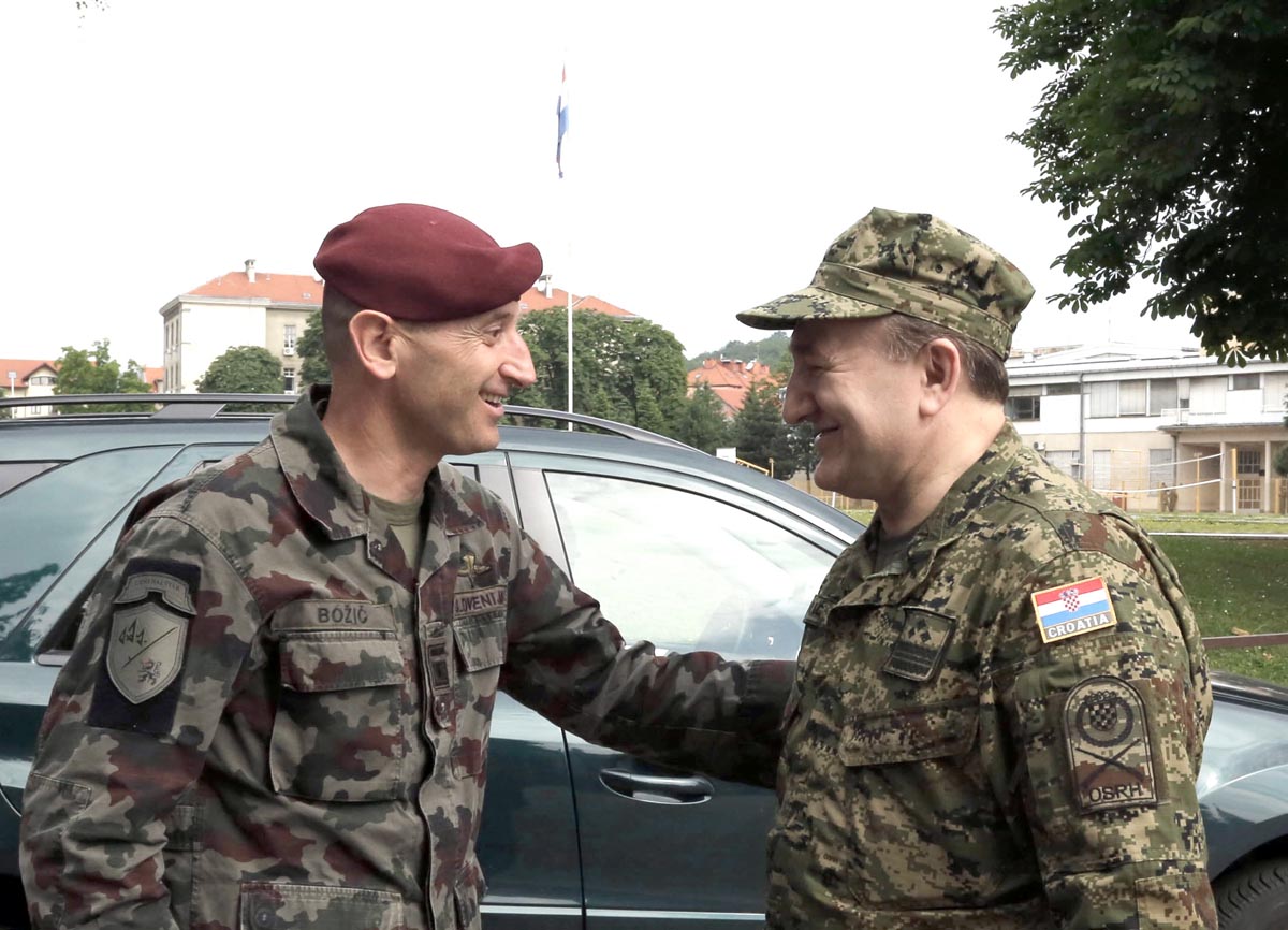 https://www.morh.hr/wp-content/gallery/pogranicni-susret-nacelnika-gs-os-hrvatske-i-slovenije/lovric_07062013_1.jpg