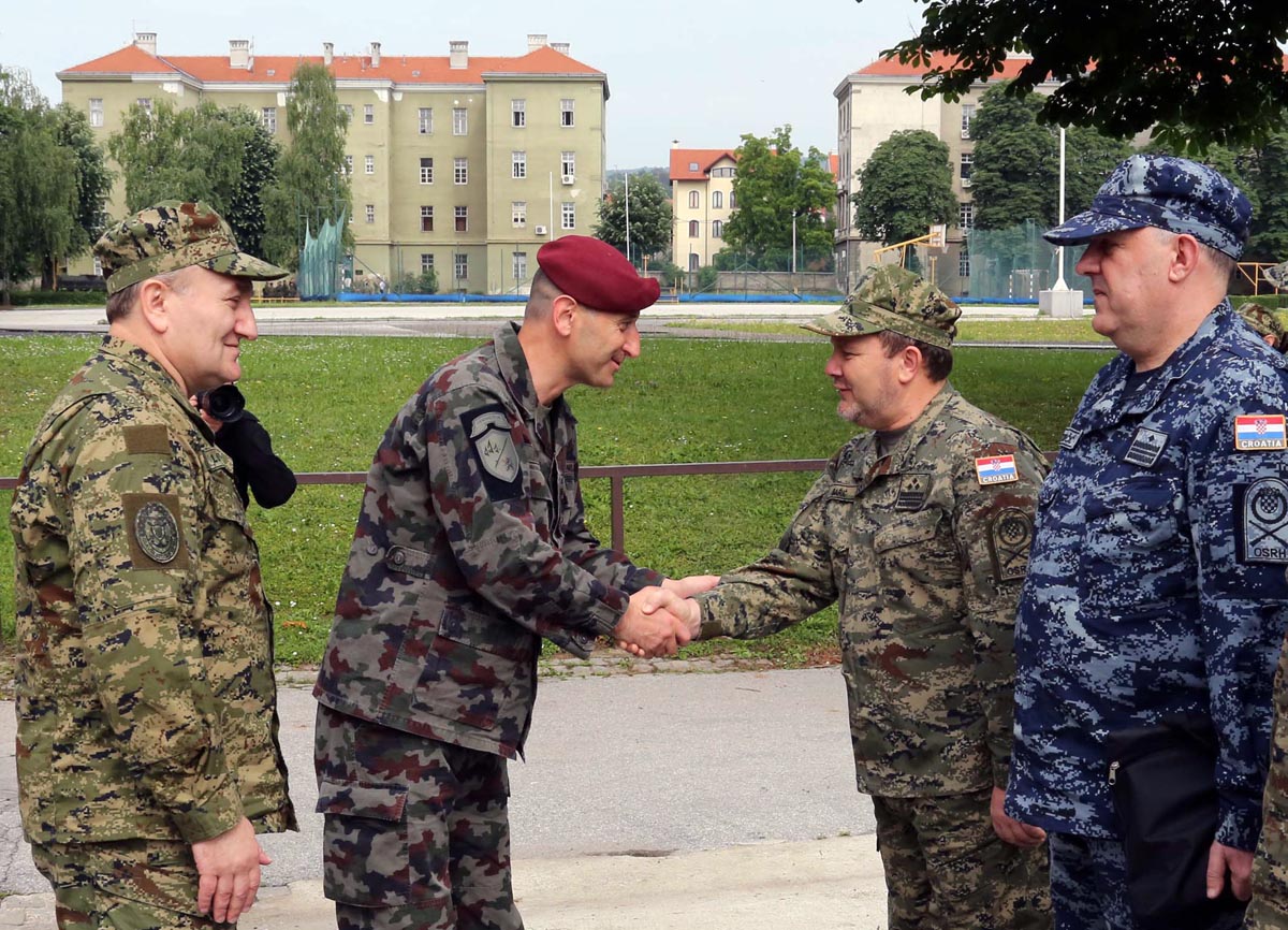 https://www.morh.hr/wp-content/gallery/pogranicni-susret-nacelnika-gs-os-hrvatske-i-slovenije/lovric_07062013_3.jpg