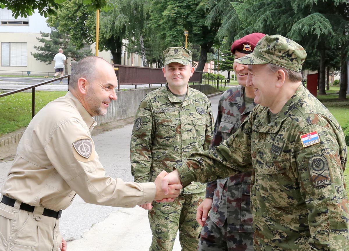 https://www.morh.hr/wp-content/gallery/pogranicni-susret-nacelnika-gs-os-hrvatske-i-slovenije/lovric_07062013_4.jpg