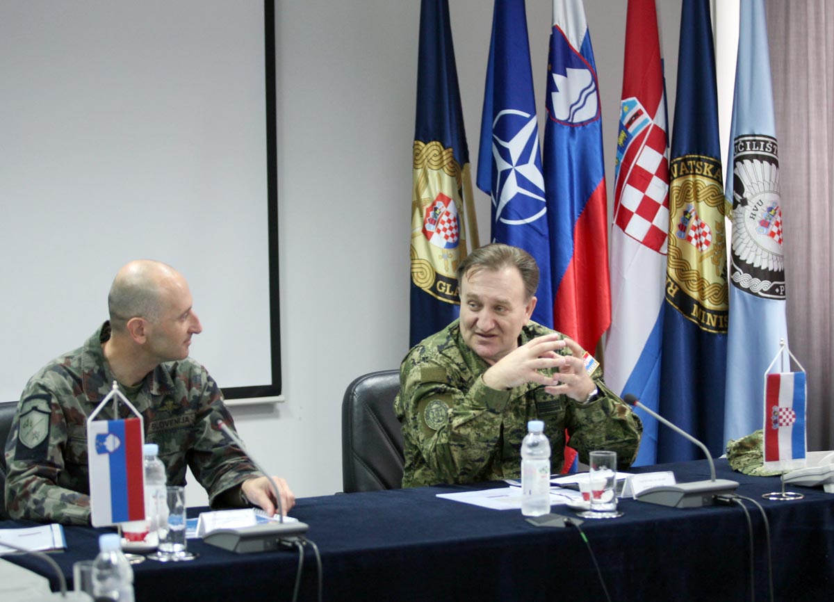https://www.morh.hr/wp-content/gallery/pogranicni-susret-nacelnika-gs-os-hrvatske-i-slovenije/lovric_07062013_5.jpg