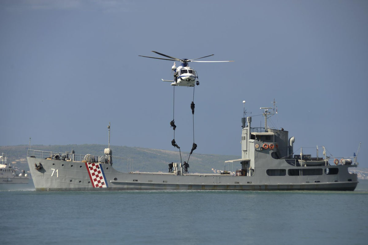 https://www.morh.hr/wp-content/gallery/pokazna-vjezba-zastite-morske-granice-u-splitu-frontex-2016/c_mup1542-c30de17add.jpg