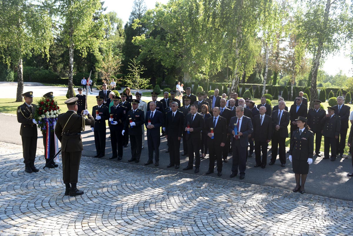 https://www.morh.hr/wp-content/gallery/polaganje-vijenaca-i-sveta-misa-povodom-dana-osrh/1_vijenci_280517_02.jpg