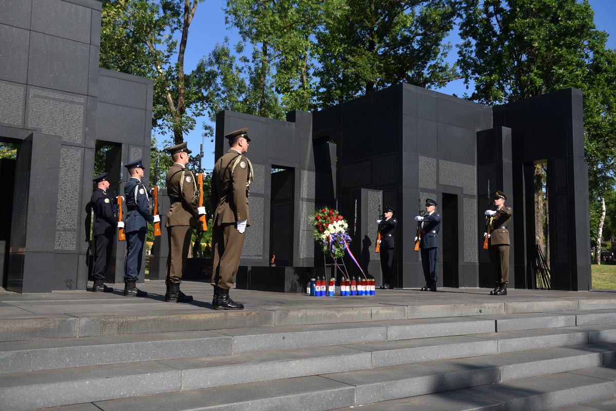 https://www.morh.hr/wp-content/gallery/polaganje-vijenaca-i-sveta-misa-povodom-dana-osrh/1_vijenci_280517_04.jpg