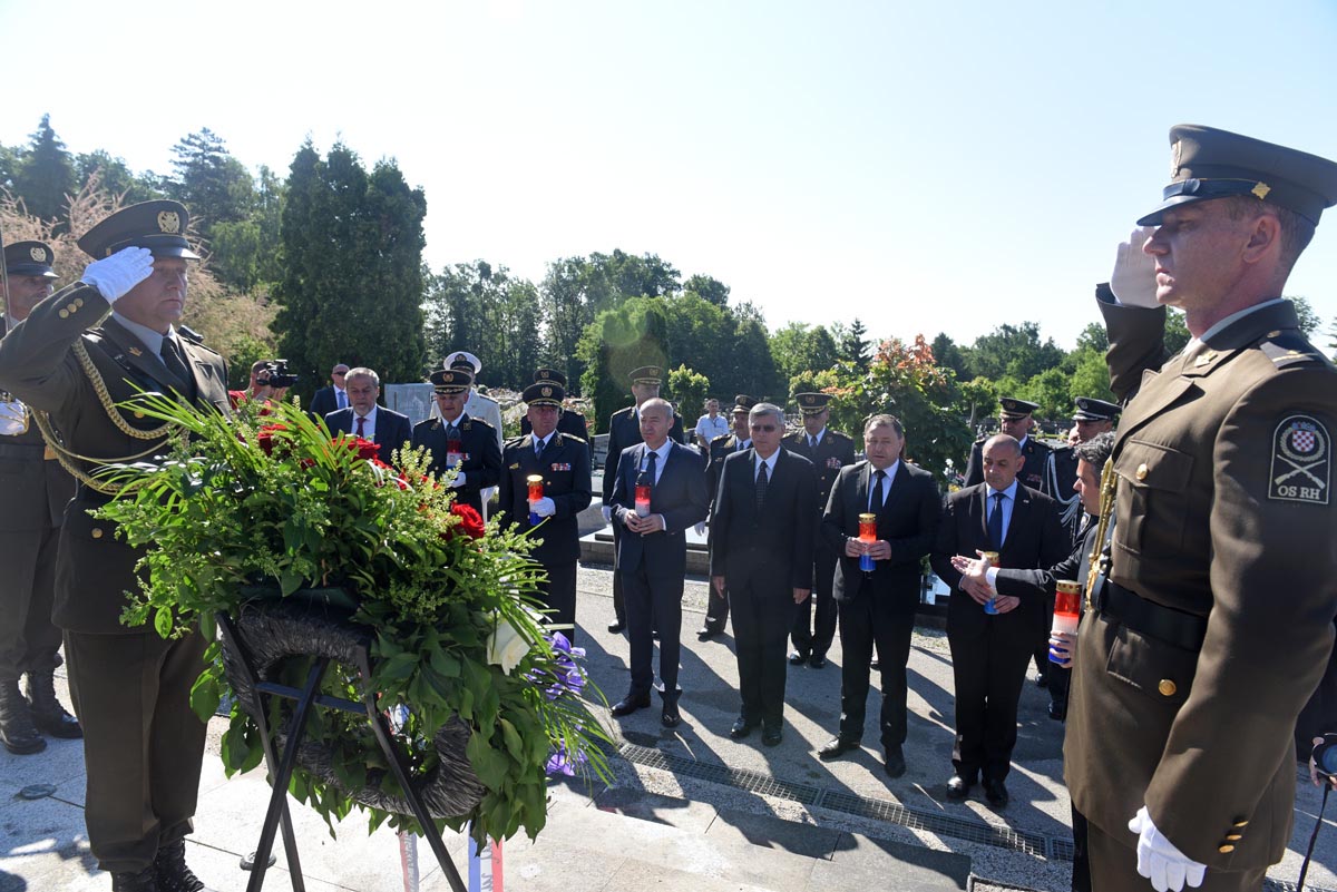 https://www.morh.hr/wp-content/gallery/polaganje-vijenaca-i-sveta-misa-povodom-dana-osrh/1_vijenci_280517_06.jpg