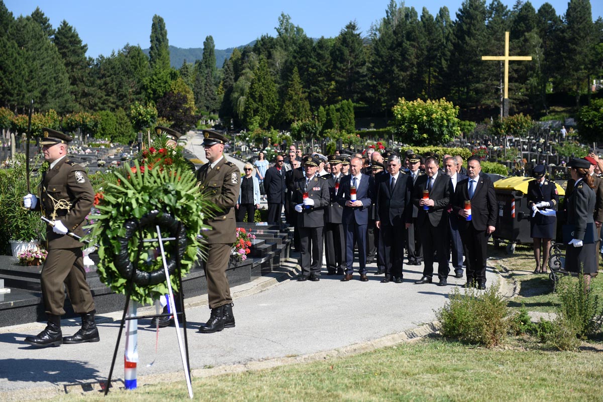https://www.morh.hr/wp-content/gallery/polaganje-vijenaca-i-sveta-misa-povodom-dana-osrh/1_vijenci_280517_08.jpg
