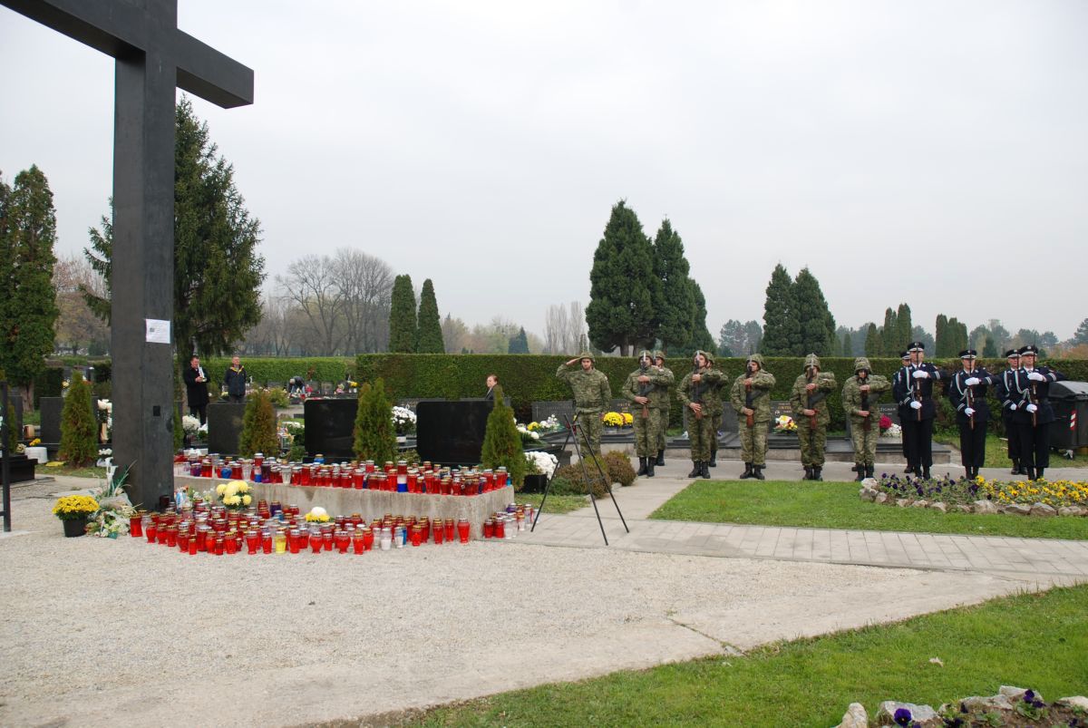 https://www.morh.hr/wp-content/gallery/polaganje-vijenaca-na-gradskom-groblju-mirosevac/vijenci_hrz_31102014_02.jpg