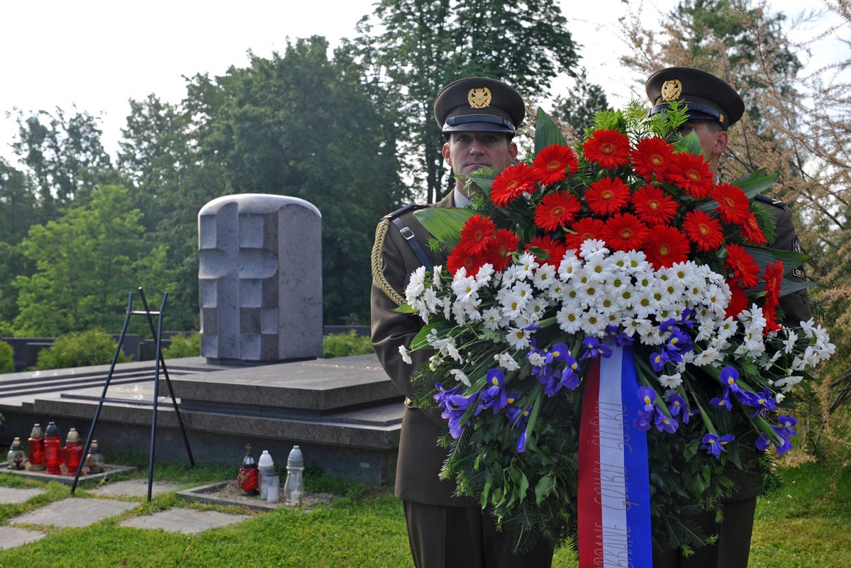 https://www.morh.hr/wp-content/gallery/polaganje-vijenaca-na-mirogoju-i-sveta-misa-na-jarunu/vijenci_28052012_07.jpg