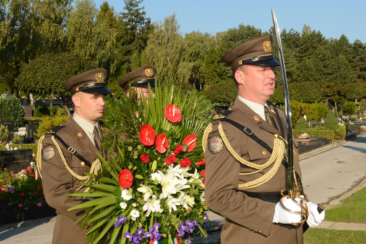 https://www.morh.hr/wp-content/gallery/polaganje-vijenaca-na-mirogoju-povodom-dana-gs-osrh/vijenci_02102013_03.jpg