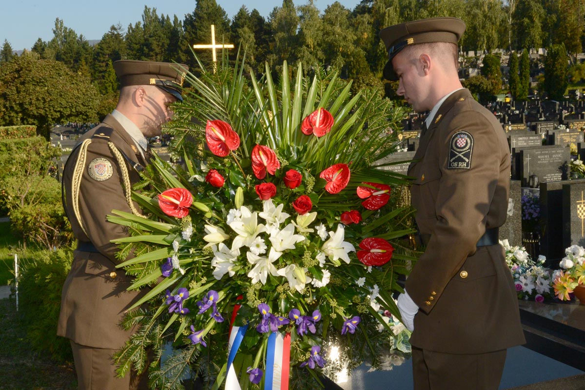 https://www.morh.hr/wp-content/gallery/polaganje-vijenaca-na-mirogoju-povodom-dana-gs-osrh/vijenci_02102013_05.jpg