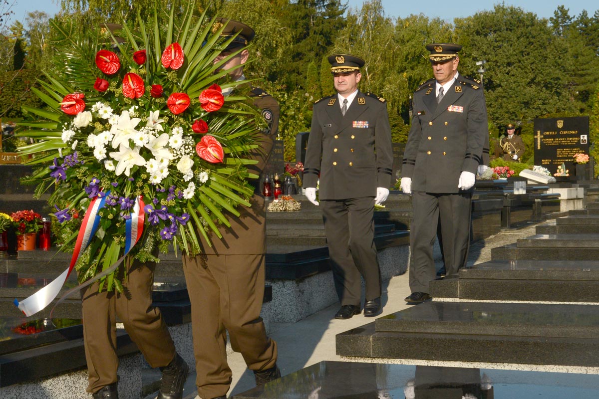 https://www.morh.hr/wp-content/gallery/polaganje-vijenaca-na-mirogoju-povodom-dana-gs-osrh/vijenci_02102013_11.jpg