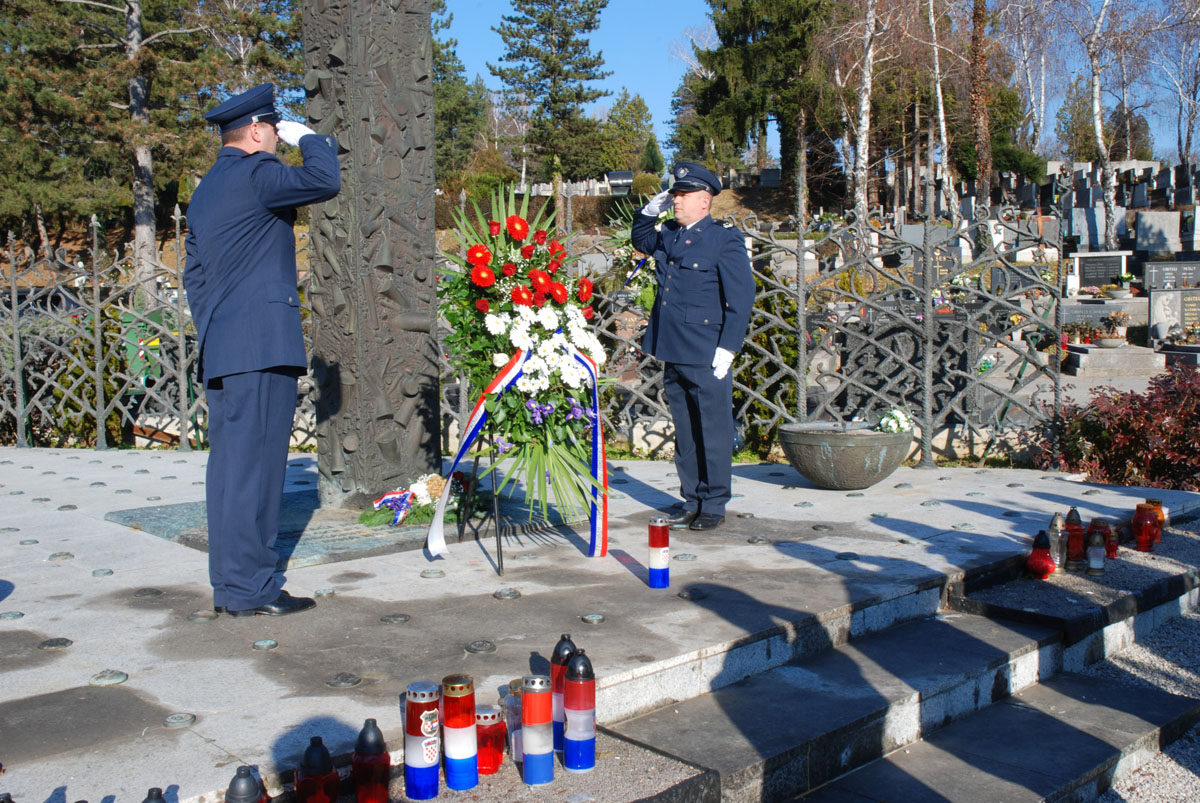 https://www.morh.hr/wp-content/gallery/polaganje-vijenaca-za-poginule-pripadnike-hrz-i-pzo-1212/vijenci_121216_1.jpg