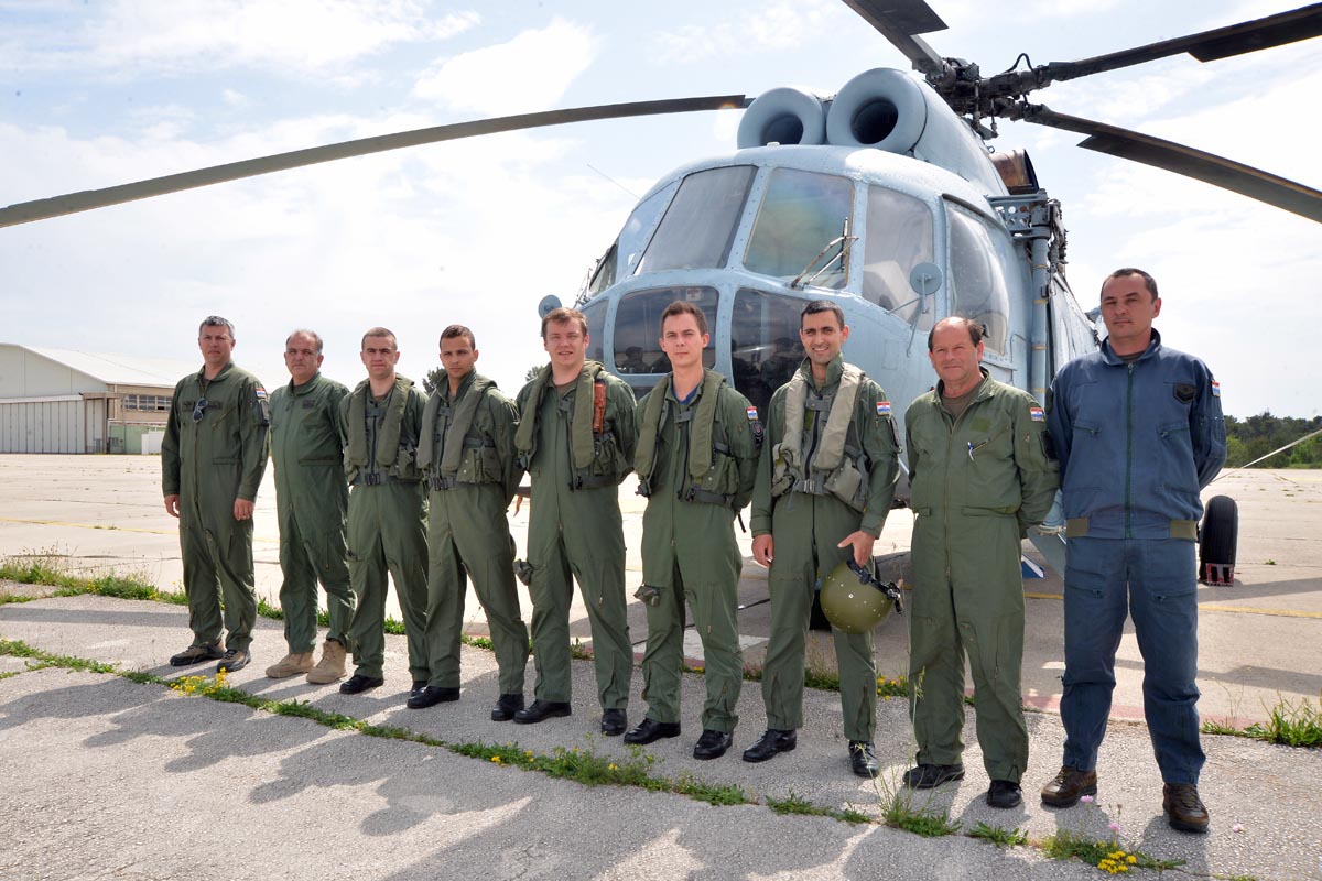 https://www.morh.hr/wp-content/gallery/polaznici-obuke-prethodno-su-zavrili-tehniku-uionicu-a-letaka-obuka-provodi-se-u-cilju-osposobljavanja-pilota-transportnih-helikoptera-za-potrebe-letakih-aktivnosti-hrz-i-pzo/zemunik_02052013_06.jpg