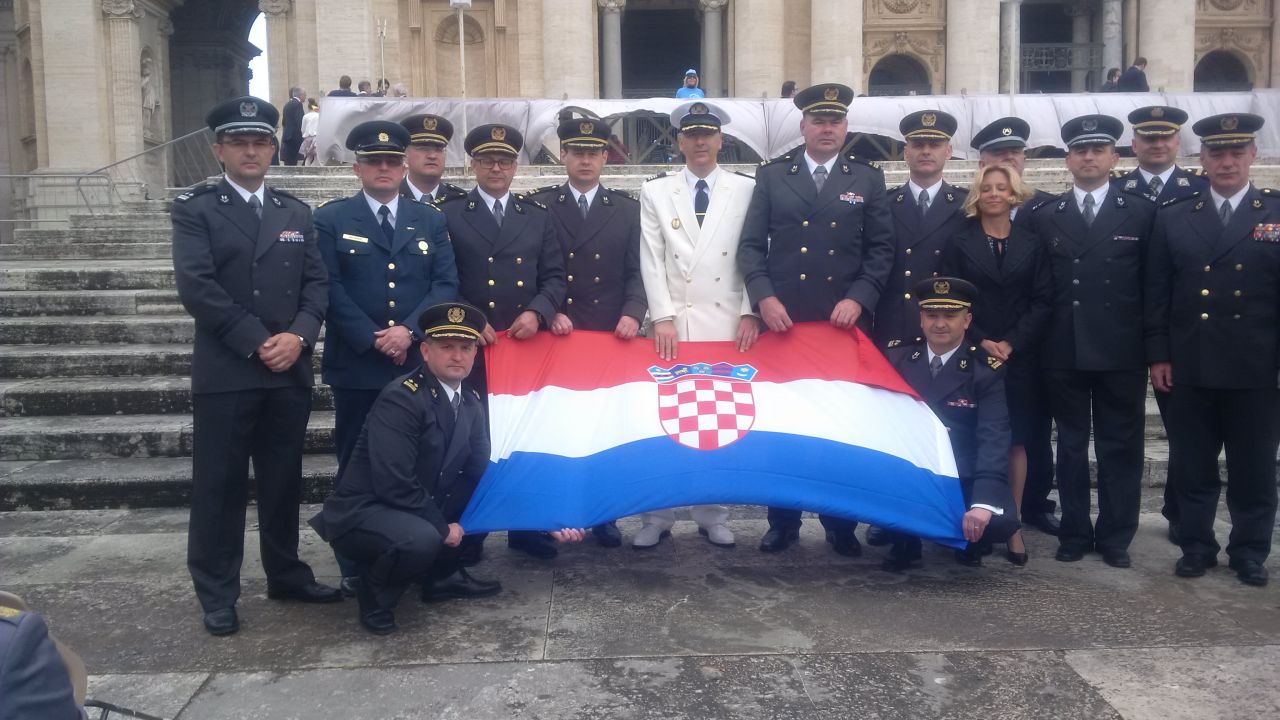 https://www.morh.hr/wp-content/gallery/polaznici-ratne-skole-posjetili-italiju-i-svetu-stolicu/ratna_02052017_10.jpg