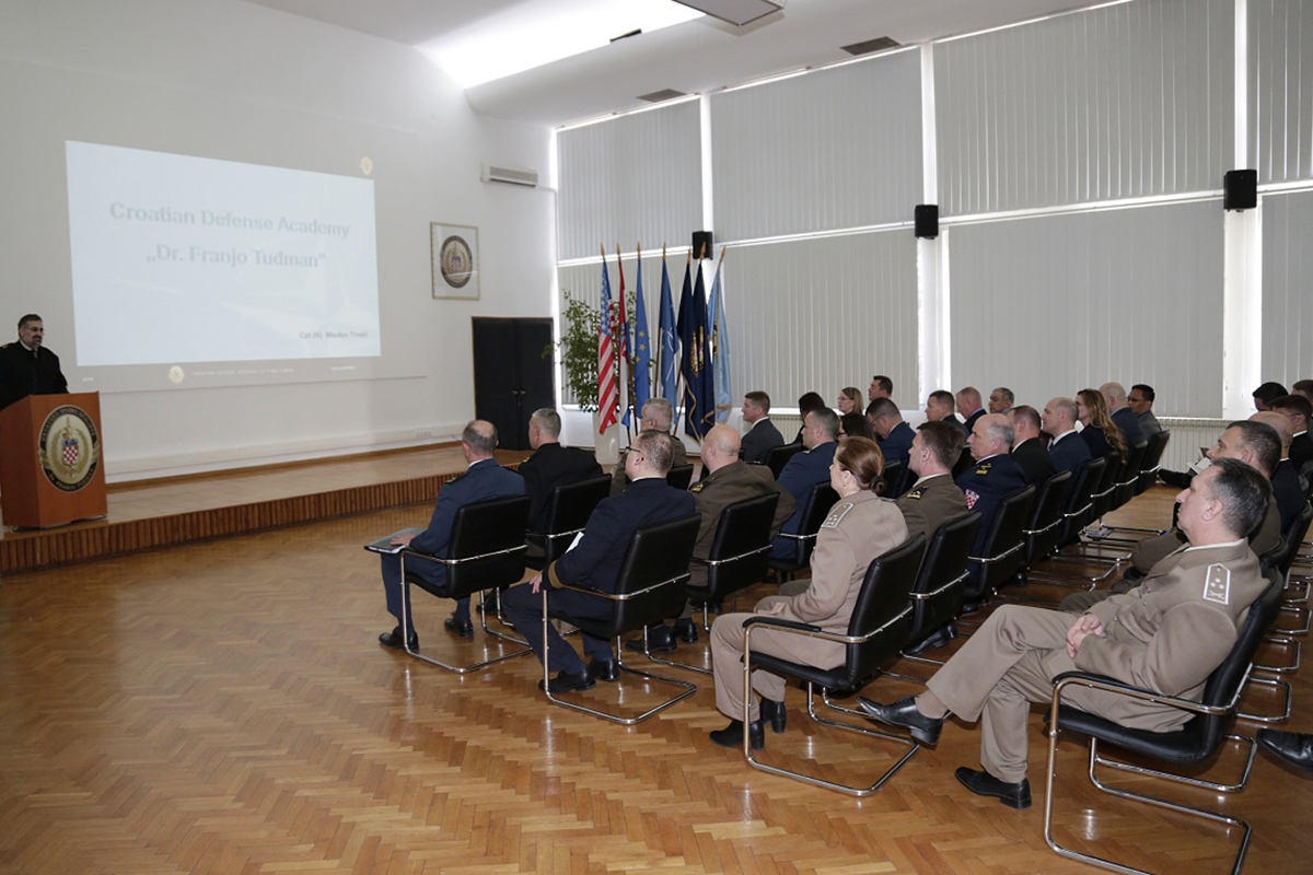 https://www.morh.hr/wp-content/gallery/polaznici-ratne-skole-zrakoplovstva-sad-a-posjetili-hvu/us_air_war_college_hvu_zagreb_060319_01.jpg