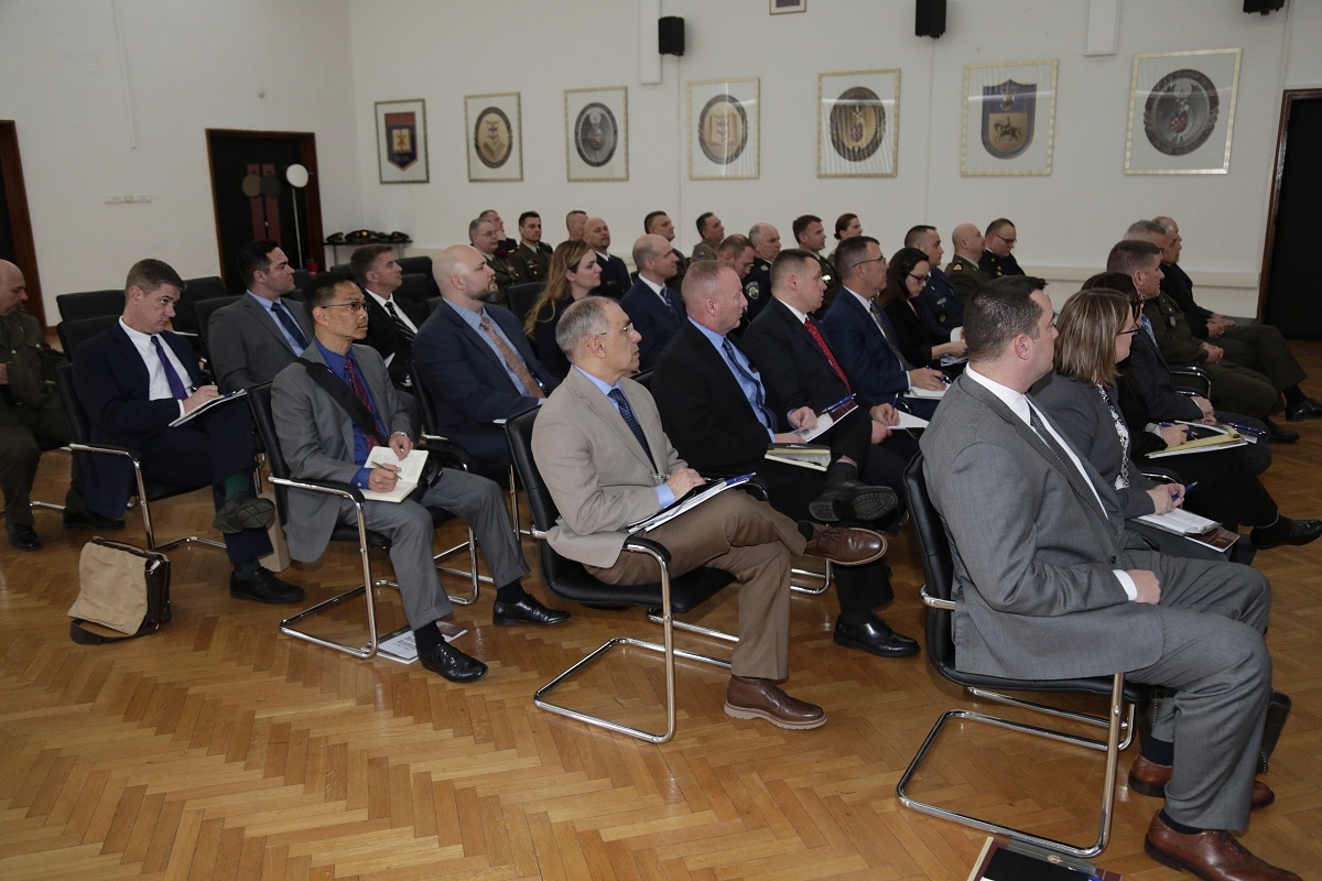 https://www.morh.hr/wp-content/gallery/polaznici-ratne-skole-zrakoplovstva-sad-a-posjetili-hvu/us_air_war_college_hvu_zagreb_060319_03.jpg