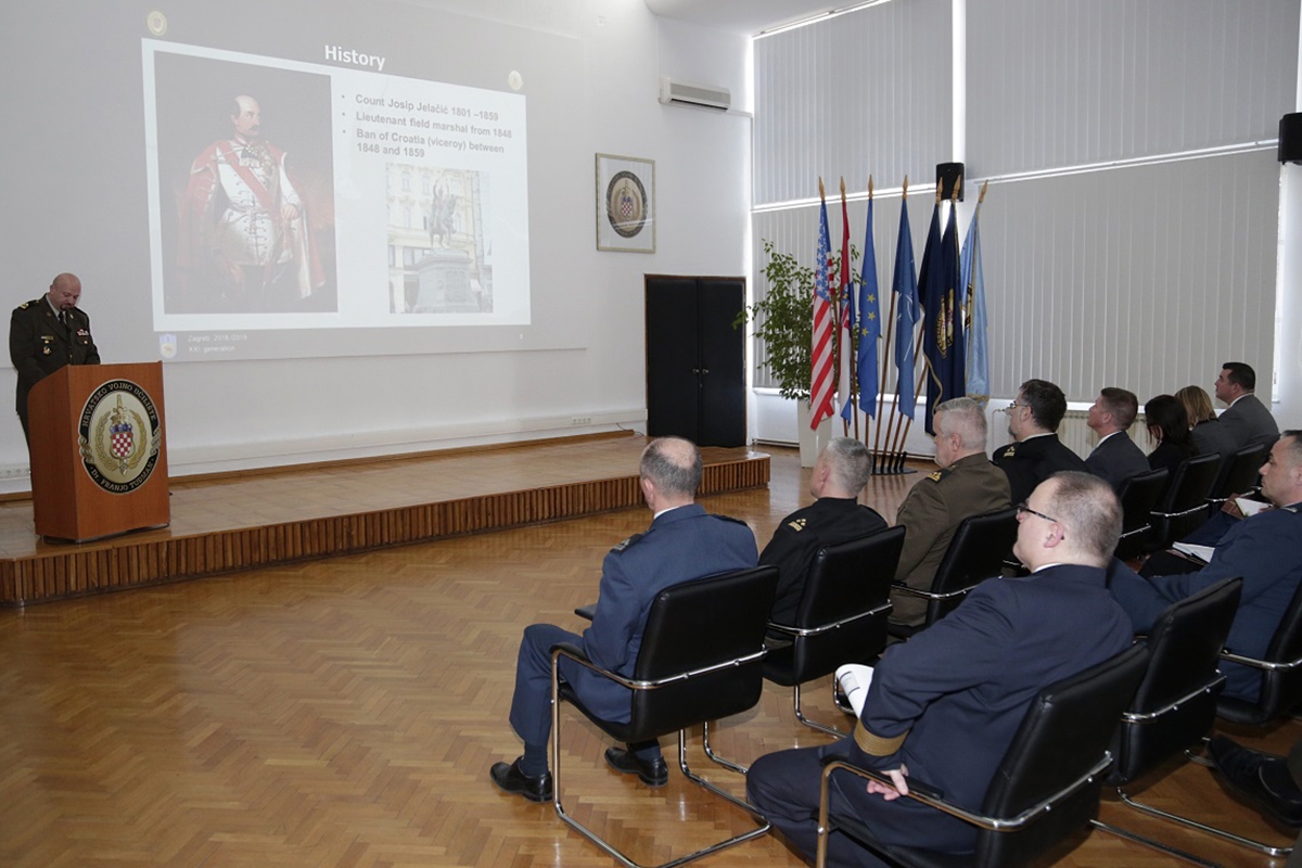 https://www.morh.hr/wp-content/gallery/polaznici-ratne-skole-zrakoplovstva-sad-a-posjetili-hvu/us_air_war_college_hvu_zagreb_060319_04.jpg