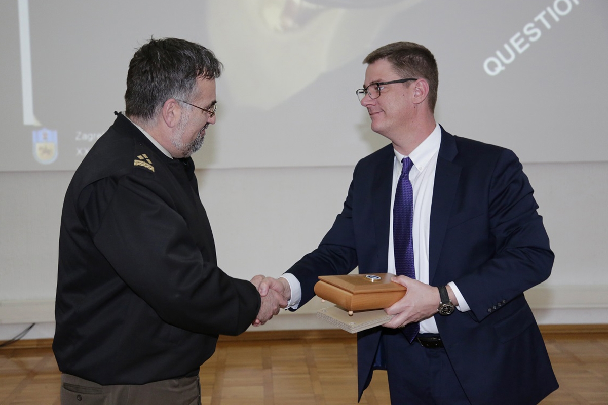 https://www.morh.hr/wp-content/gallery/polaznici-ratne-skole-zrakoplovstva-sad-a-posjetili-hvu/us_air_war_college_hvu_zagreb_060319_05.jpg
