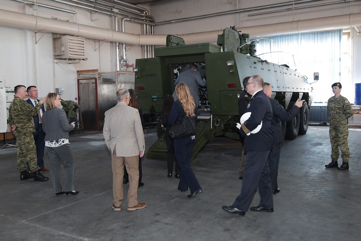 https://www.morh.hr/wp-content/gallery/polaznici-ratne-skole-zrakoplovstva-sad-a-posjetili-hvu/us_air_war_college_hvu_zagreb_060319_08.jpg