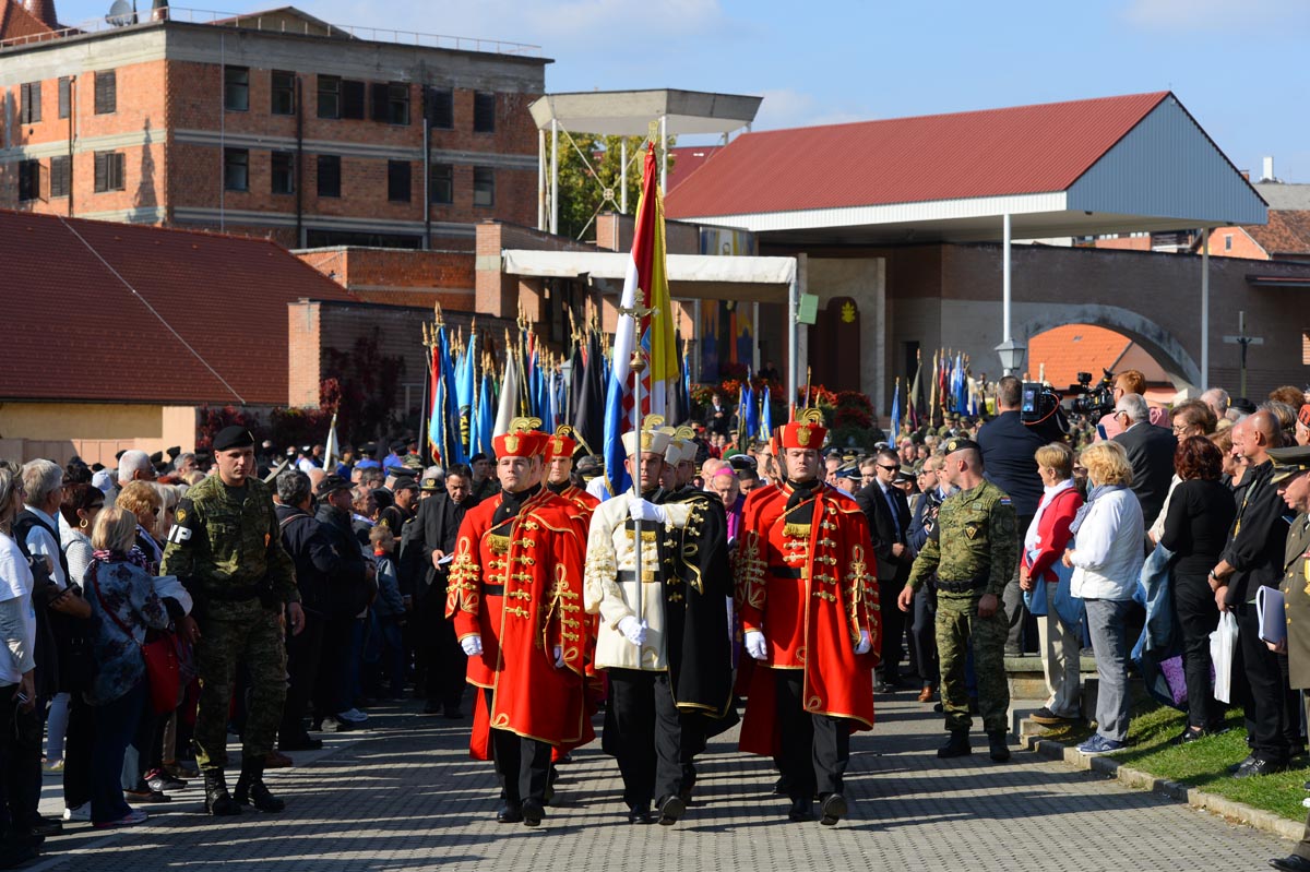 https://www.morh.hr/wp-content/gallery/poljski-ministar-obrane-na-25-vojno-redarstvenom-hodocascu/krizni_put_01102017_03.jpg